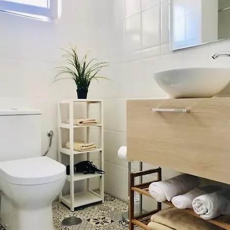 Lovely 2 Bedroom With Parking شقة *