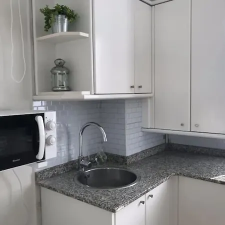 Lovely 2 Bedroom With Parking شقة